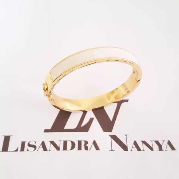 Pulseira Dourada Rígida Detalhe Resina Branca Metal Banho Ouro Fechamento Encaixe 17cm